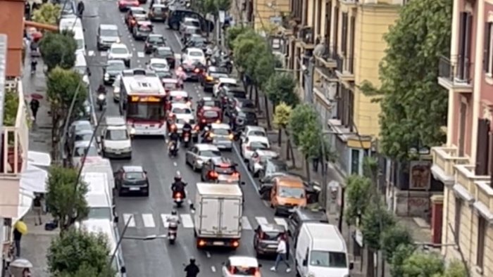 napoli autobus di linea bloccato traffico e smog alle stelle