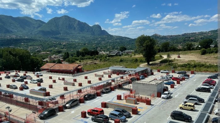 furti di fari nel parcheggio del moscati nel mirino l auto di un infermiera