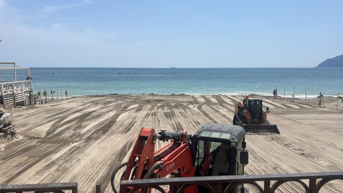 salerno lavori in corso nuova pulizia delle spiagge cittadine