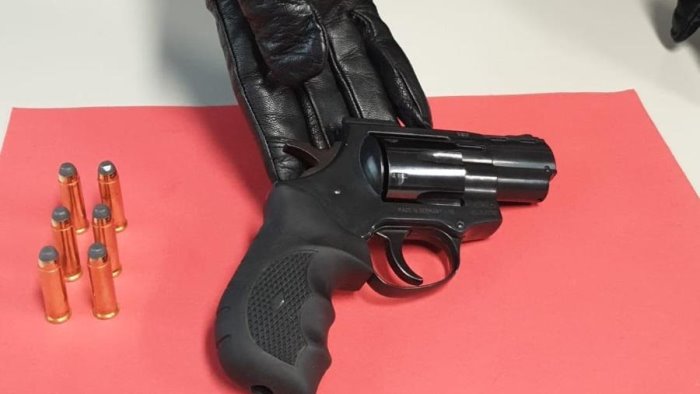 in casa revolver e proiettili carabinieri arrestano 66enne