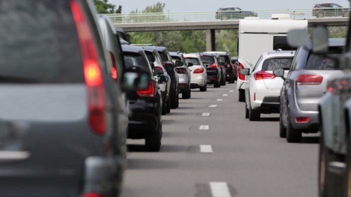 mezzo pesante in fiamme in autostrada autostrada chiusa tra candela e lacedonia