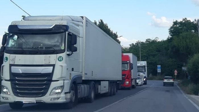 in fiamme un intero rimorchio in autostrada traffico dirottato verso ariano