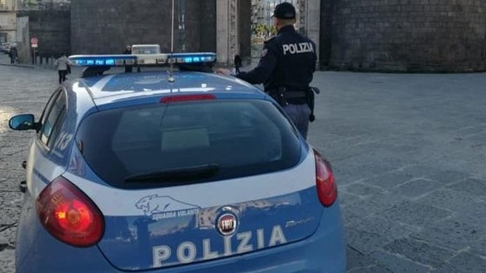 armato di forbici picchia e minaccia di morte l ex compagna terrore a napoli