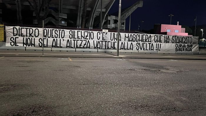 foto la curva sud siberiano scrive a iervolino via se non sei all altezza