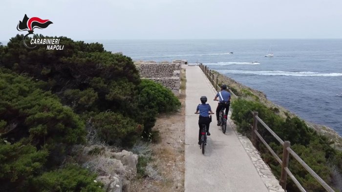 pattuglie in bici a capri sanzioni a locali e un arresto per droga