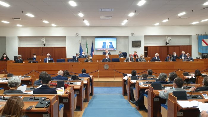 regione stipendi d oro danno erariale da 3 7 milioni bufera su ex dirigenti