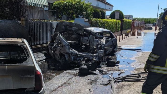 paura a san marzano sul sarno esplode auto a metano ferite quattro persone