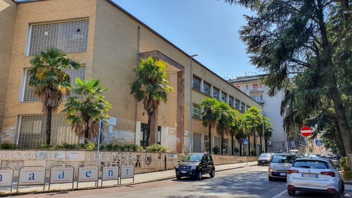 lavori scuola torre troppi disagi per i residenti scatta la petizione