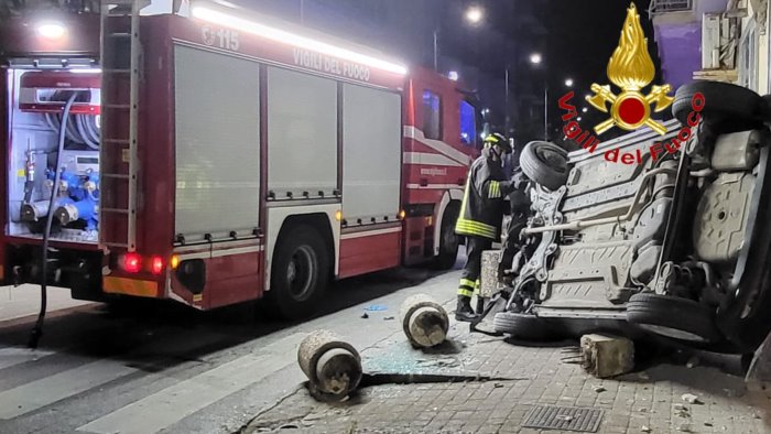 perde il controllo dell auto e si schianta contro la vetrina di un negozio