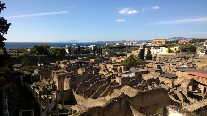 prezzo del biglietto per gli scavi di ercolano aumenta protestano le agenzie