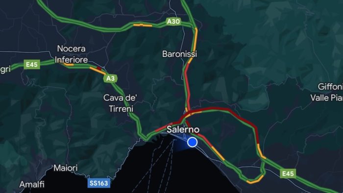 salerno domenica infernale per il traffico code e caos in tutta la citta