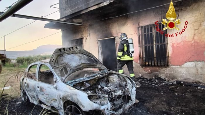 eboli incendio distrugge auto e danneggia un casolare