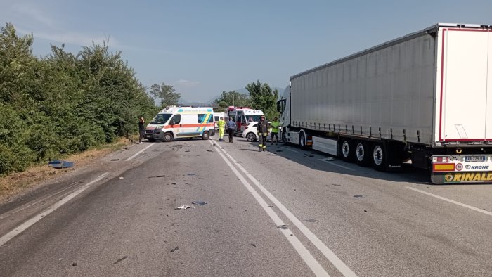 scontro tra autoarticolato carico di alluminio e mercedes paura per poliziotto