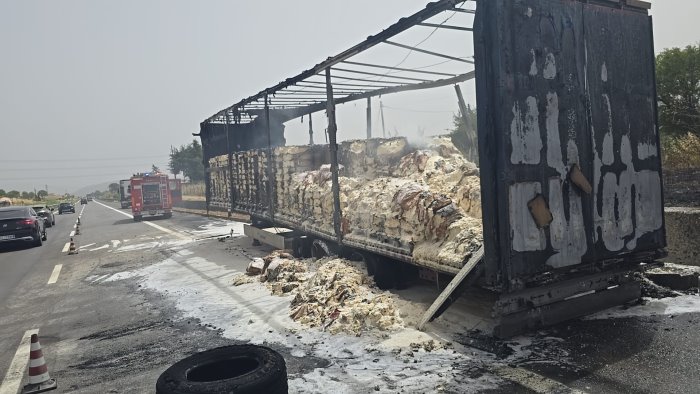 autoarticolato carico di farina in fiamme sulla statale 372 telesina foto