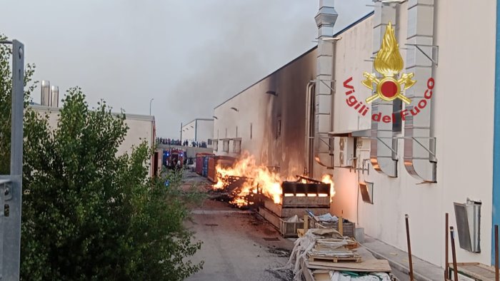 incendio in una fabbrica di vallata in fiamme cassoni di legno