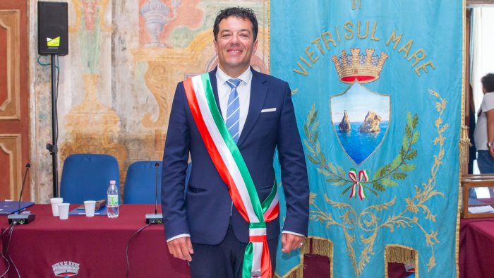 vietri sul mare giovanni de simone presenta la nuova giunta