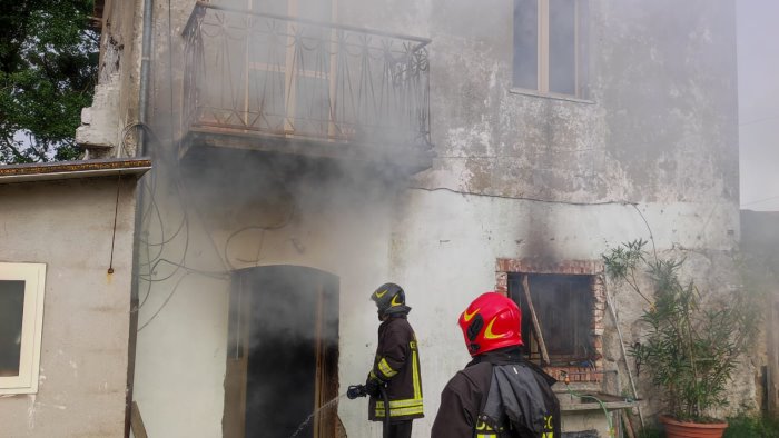 scoppia incendio in un abitazione paura per un anziana salvata