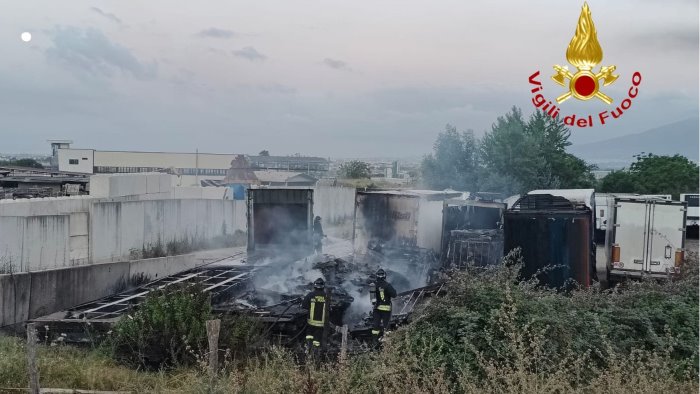 sarno incendio in un deposito di autocarri in fiamme quattro camion