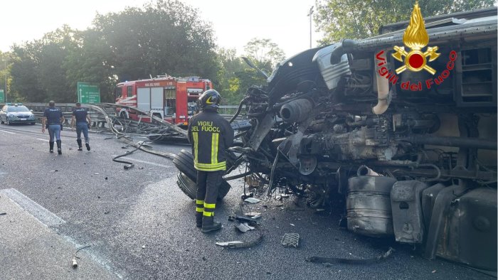 incidente in autostrada ripristinata parzialmente la viabilita a salerno