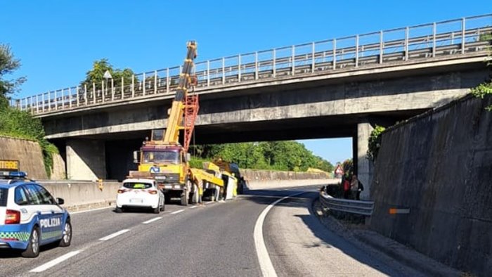 furgone sbanda e si ribalta lungo l a16 napoli bari feriti due operai