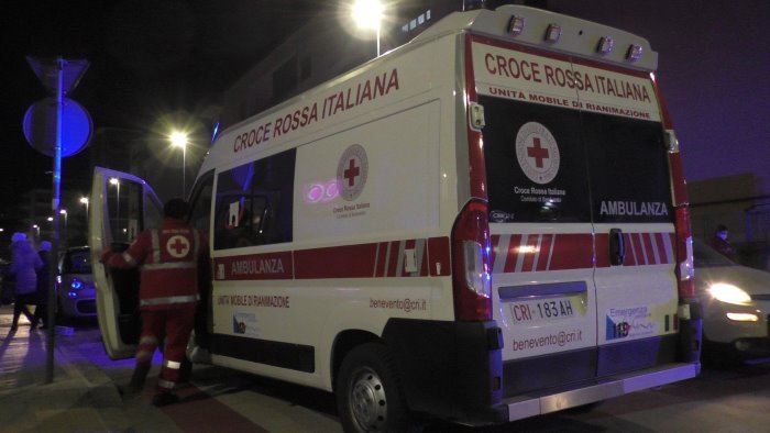 auto si ribalta dinanzi alla caserma dei carabinieri due feriti