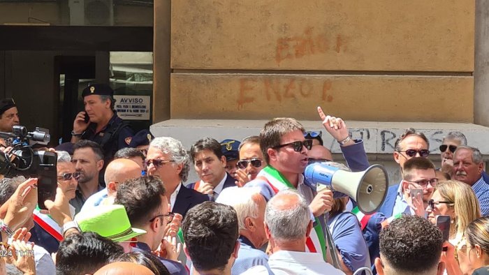 crisi ospedaliera sant agata manifestazione a napoli senza incontro con de luca