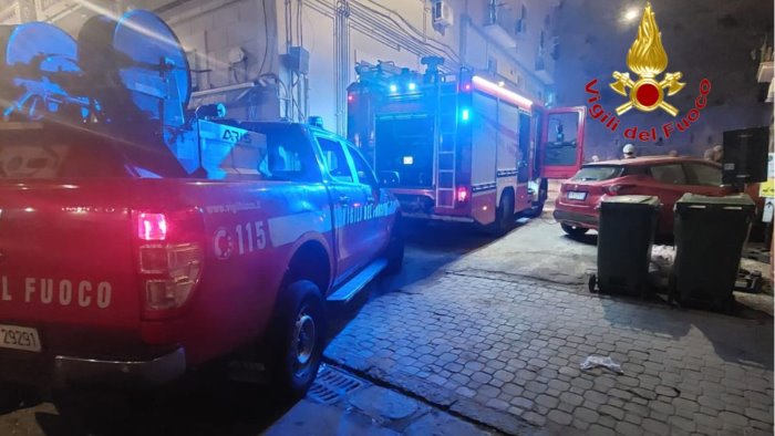 incendio in casa paura per una famiglia in zona porto a salerno