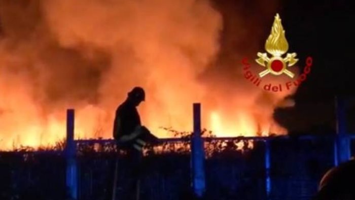 stop agli incendi nell ex campo rom di barra occorre agire