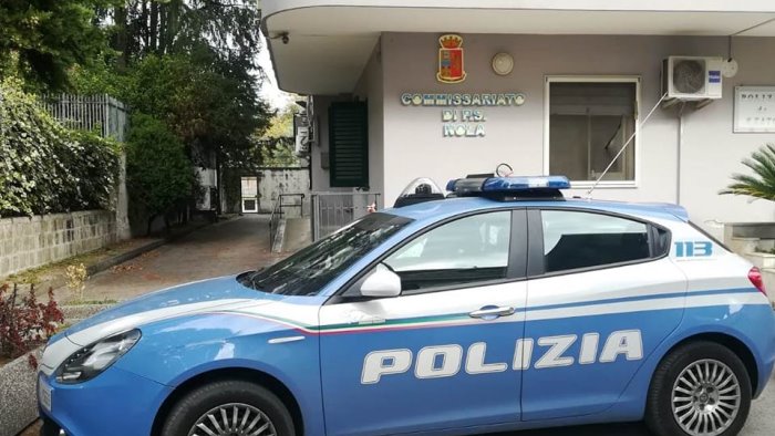 va a casa di una donna conosciuta su un sito incontri sequestrato e rapinato