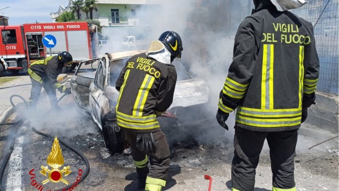 paura ad angri auto avvolta dalle fiamme illese due persone