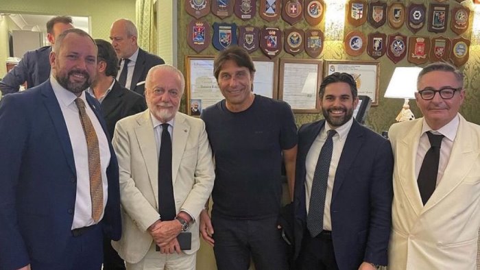 conte al napoli la prima foto con de laurentiis