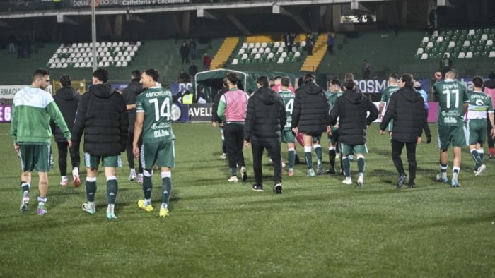 avellino un portiere e un attaccante saluteranno il club irpino