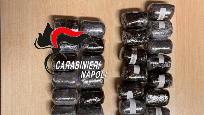 fuggono con quasi 3 chili di hashish nel cofano un arresto e una denuncia