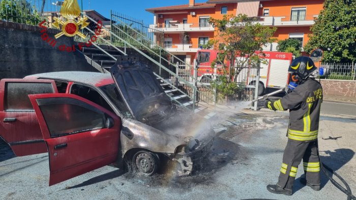 ariano il fumo le fiamme e l auto distrutta in pochi secondi