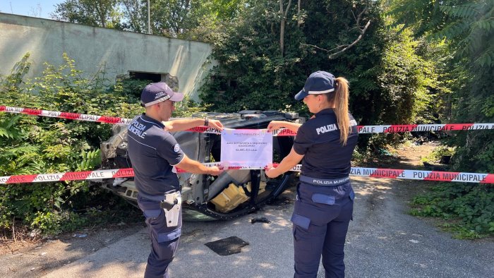 scoperto e sequestrato un cimitero di auto rubate e smontate