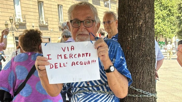 napoli addio acqua pubblica padre alex incatenato