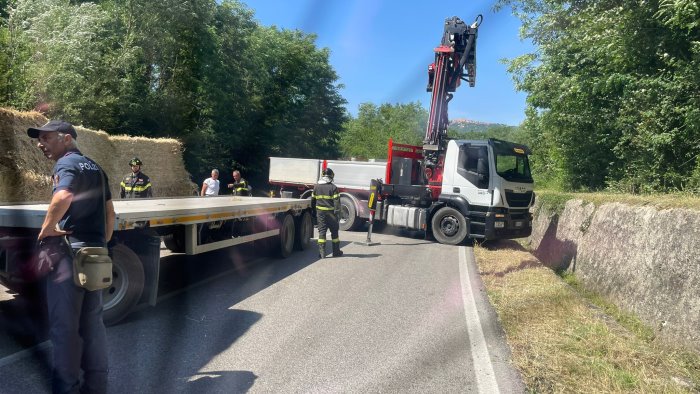 lioni tir pieno di fieno perde il carico chiuso un tratto dell ofantina