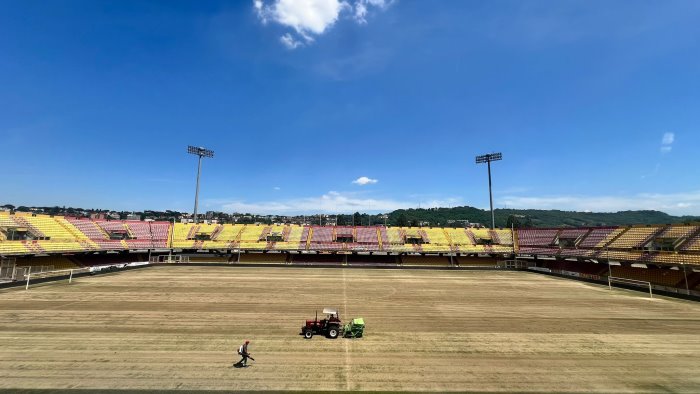 benevento al vigorito cominciano i lavori di manutenzione del manto erboso