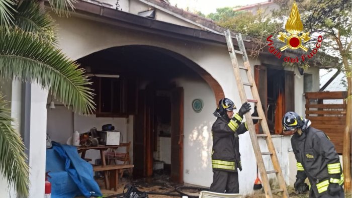 fiamme nel villaggio turistico paura all alba ad ascea