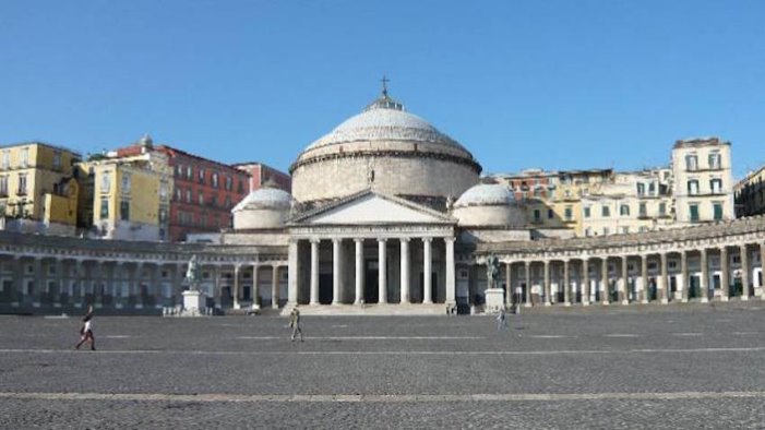 1000 persone a piazza plebiscito per ricordare vittime covid