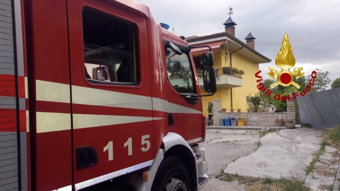 esplosione in un abitazione due feriti