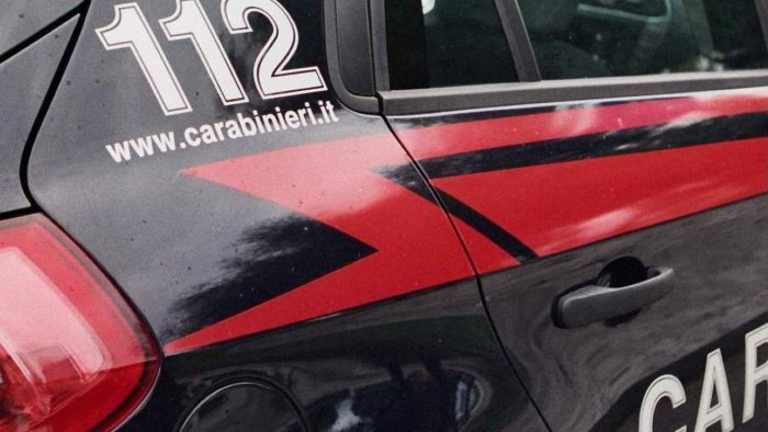 i carabinieri la fermano e butta via la droga segnalata