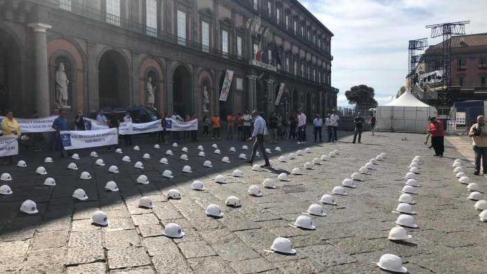 in piazza plebiscito la protesta dei lavoratori della atc