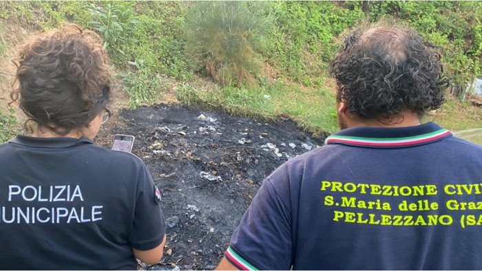 incendio a pellezzano in fiamme plastica e bombole spray