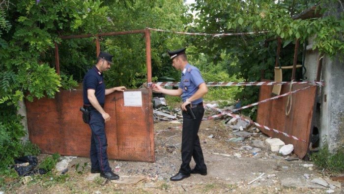 rifiuti speciali in un terreno due giovani denunciati