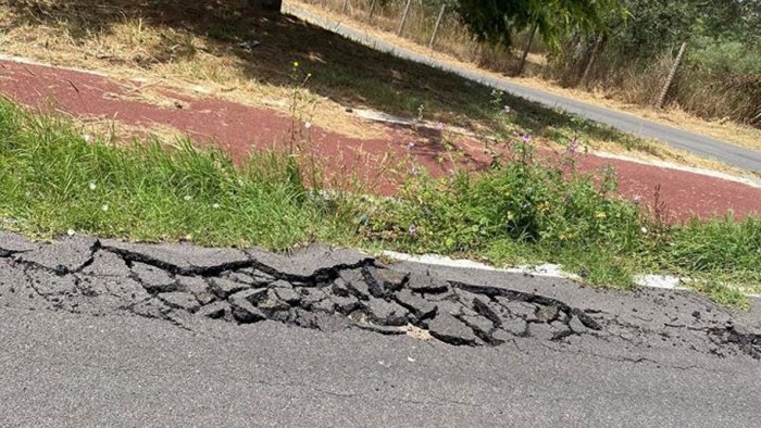 ariano crepa nell asfalto al piano di zona