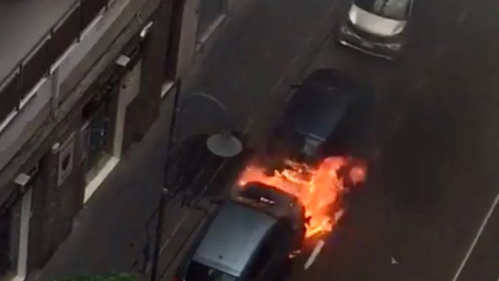 nocera inferiore auto esplode in pieno centro