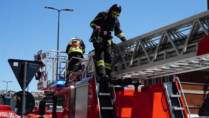 fiamme nel deposito di una rivendita di materiali edili