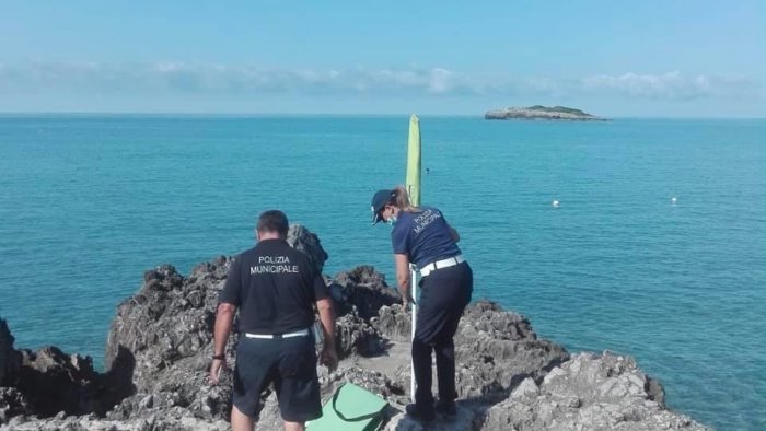 ombrelloni abusivi in spiaggia blitz dei vigili a camerota