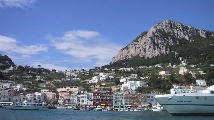 a capri mascherine anche all aperto